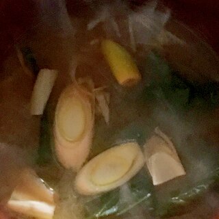 小松菜、玉葱、にんじん、ネギ、煮干しの味噌汁